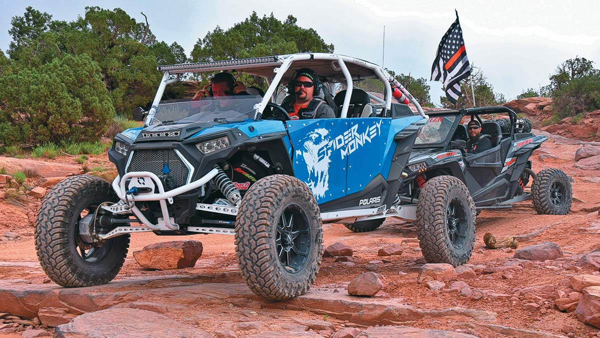 blue utv with flag at Rally on the Rocks